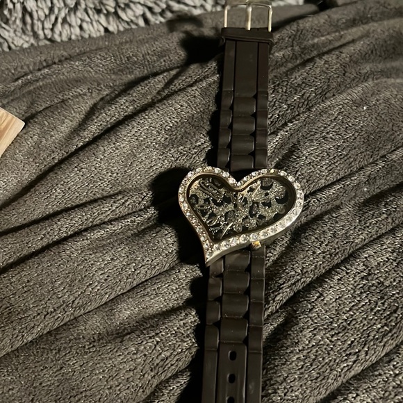 Barely wore. Little gem is missing - Picture 1 of 3